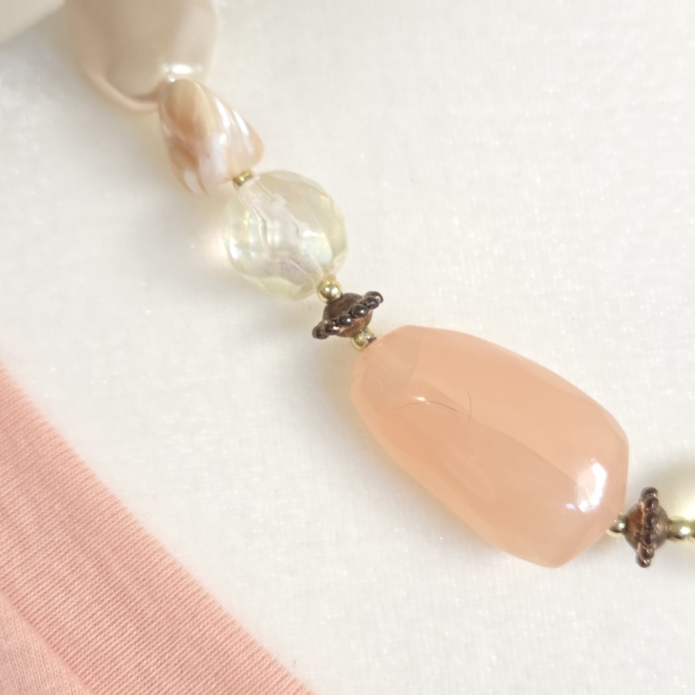 Chic Beaded Necklace in Pink and Cream - Picture 4 of 5